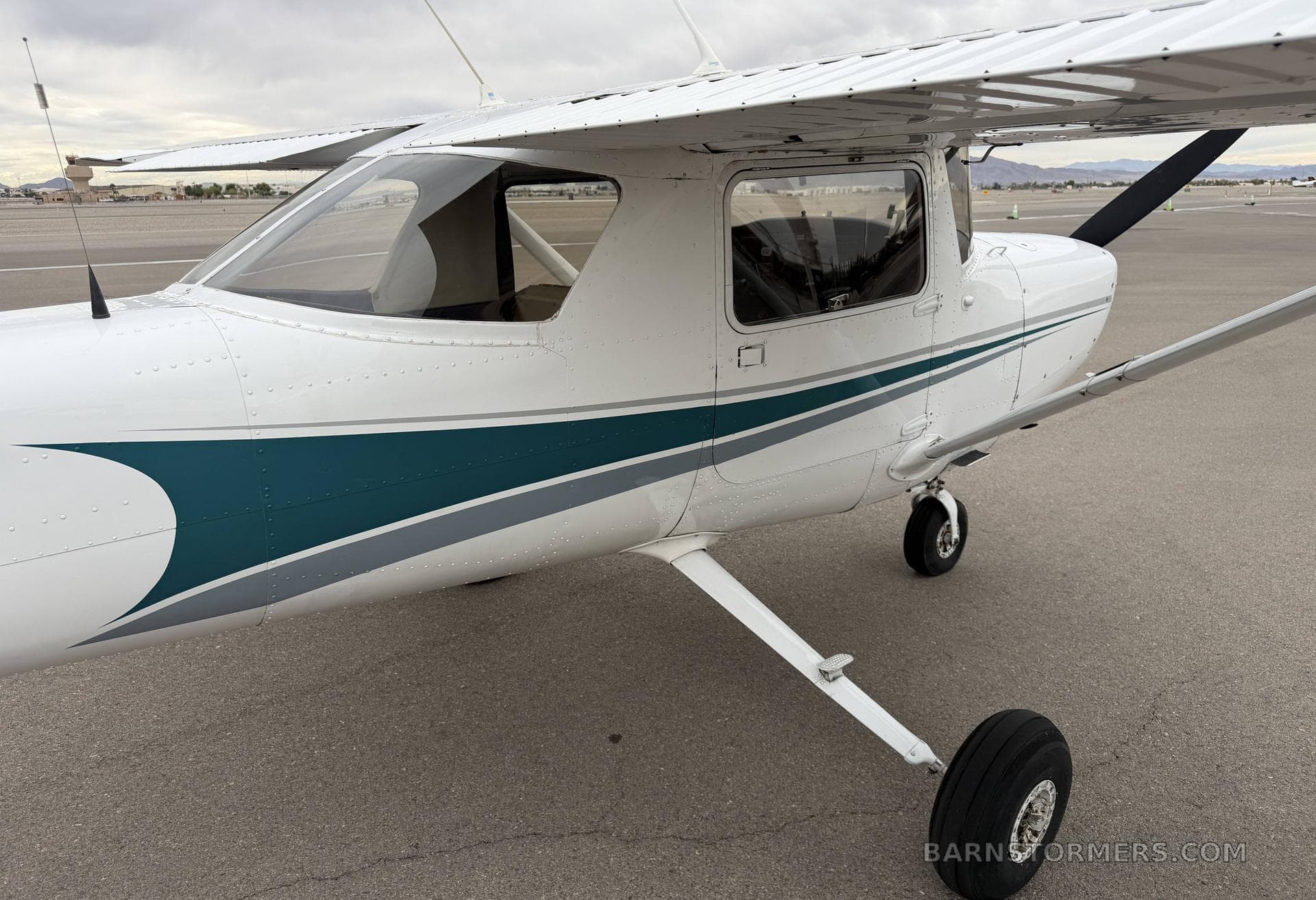 1979 CESSNA 152 COMMUTER photo 2